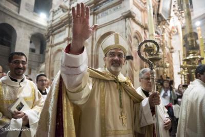 Mons. Pizzaballa saluta durante la presentazione ai fedeli come nuovo patriarca latino di Gerusalemme