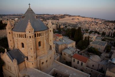 Esterno dell'Abbazia della Dormizione con vista della città